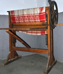 Tischmangel aus Holz m. Originaltuch     